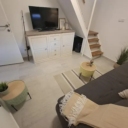 Mala - Cute House With A Large Terrace Apartman